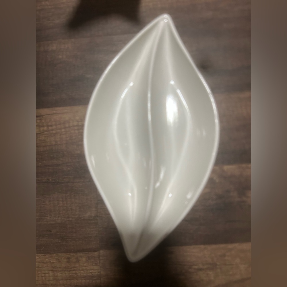 HBElegant Leaf-Shaped White Ceramic Dish
